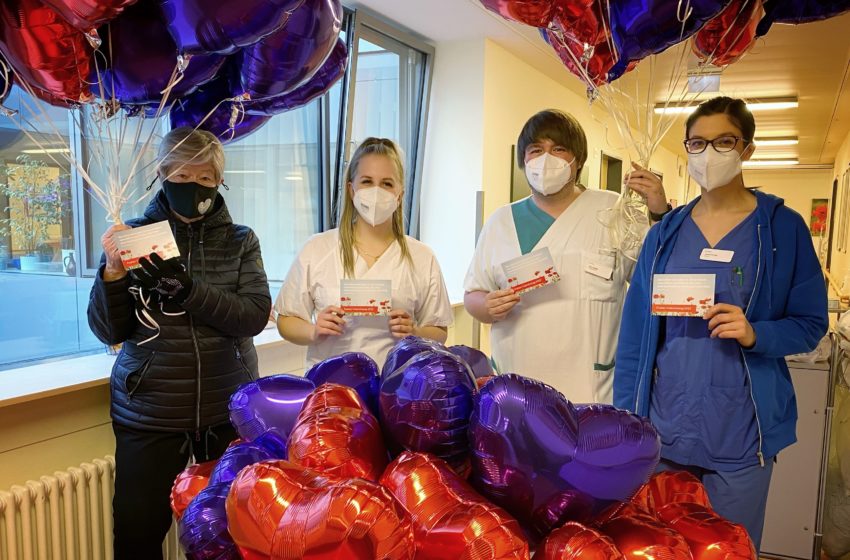 Patientin Rosemarie Zänker freut über die Valentinstagsaktion des Helios Vogtland-Klinikums Plauen. Foto: Helios Vogtland-Klinikum Plauen