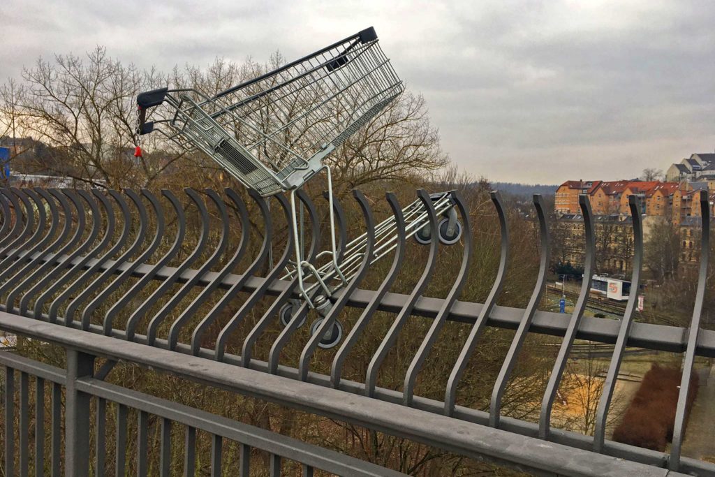 Einkaufswagen hängt im Geländer. Foto: Polizei