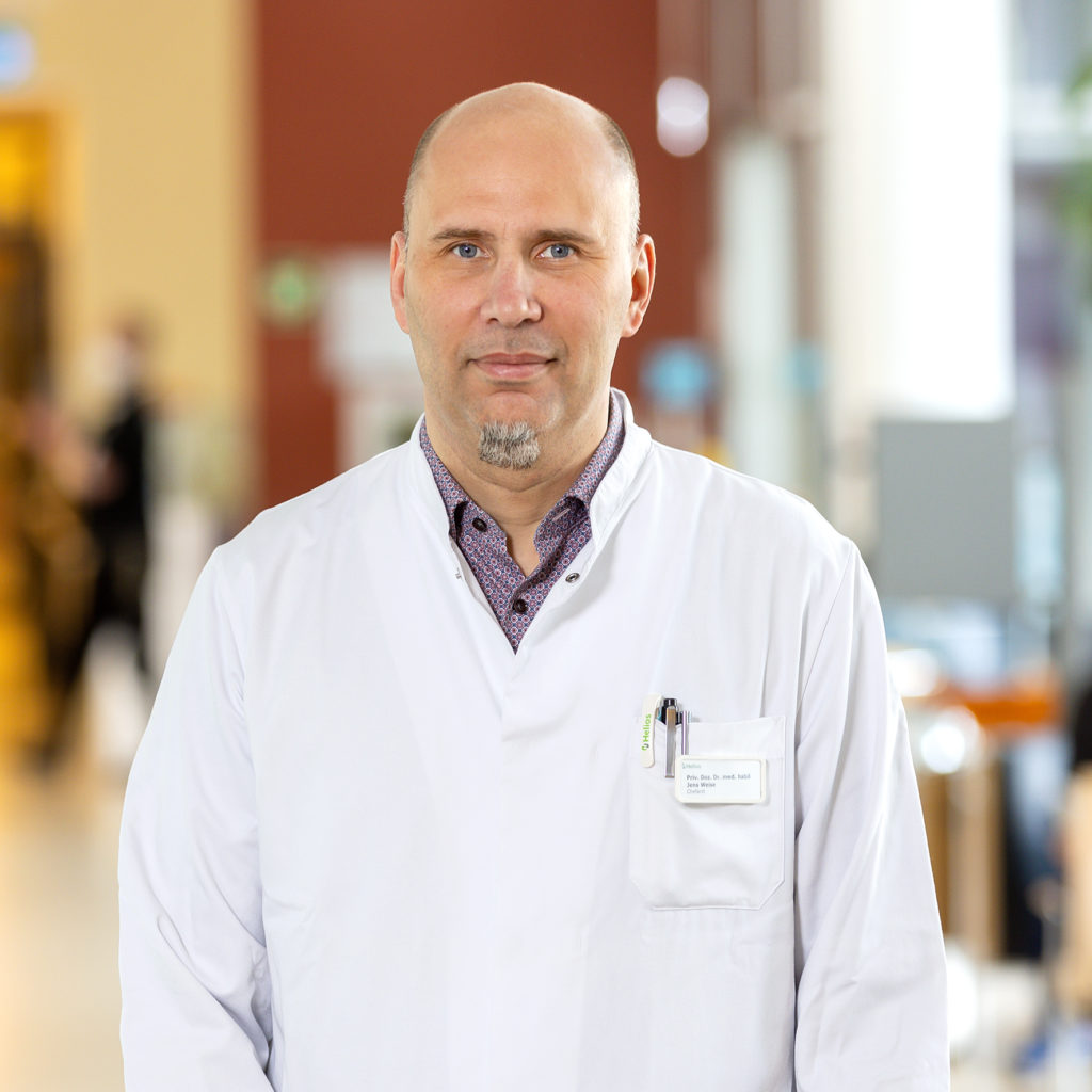 Chefarzt der Neurologie, Priv.-Doz. Dr. med. Jens Weise, erinnert an die Wichtigkeit, Anzeichen eines Schlaganfalls keinesfalls zu ignorieren und schnellstmöglich Hilfe zu suchen. Foto: Helios Vogtland-Klinikum