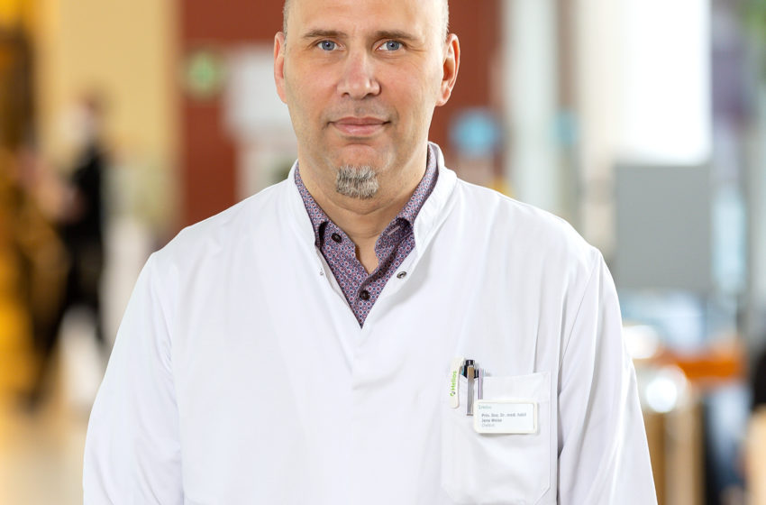Chefarzt der Neurologie, Priv.-Doz. Dr. med. Jens Weise, erinnert an die Wichtigkeit, Anzeichen eines Schlaganfalls keinesfalls zu ignorieren und schnellstmöglich Hilfe zu suchen. Foto: Helios Vogtland-Klinikum