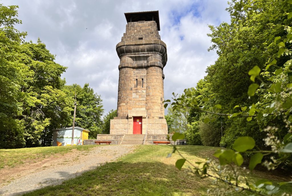 Der Bismarckturm auf dem Kemmler hat eine Gesamthöhe von 18 Metern und ist ein beliebtes Ausflugsziel ins Grüne, nicht nur für Kindergärten und Schulen. Die aufgestellten Bänke und der Grillplatz laden zum Verweilen am Fusse des massiven Turmes ein. Foto: Sebastian Höfer