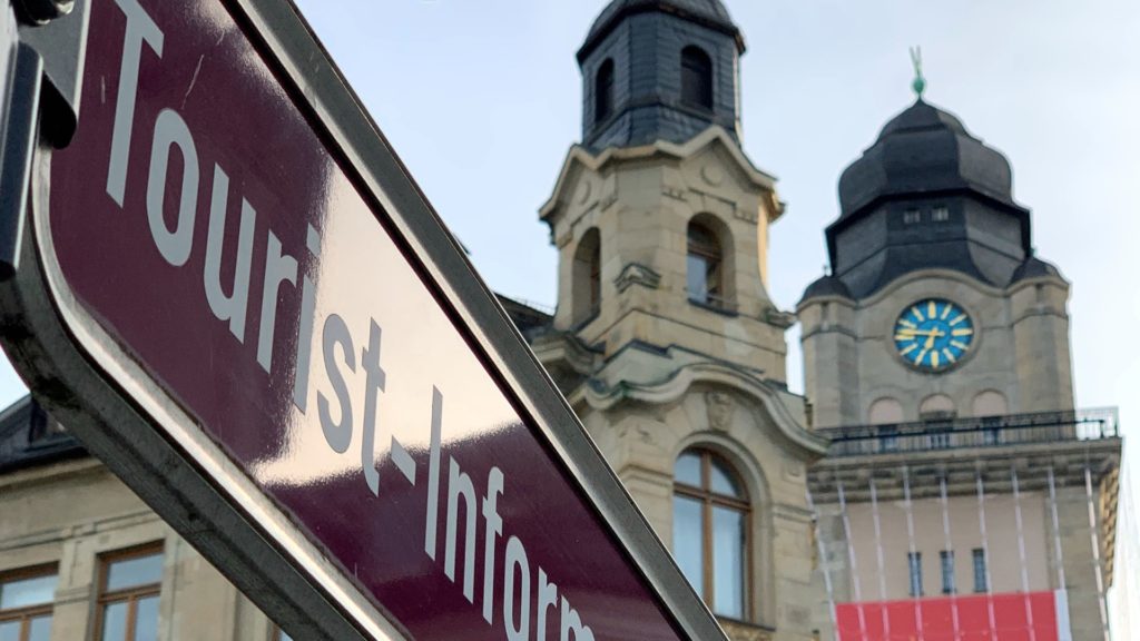 Ein Schild führt zur Tourist-Information Plauen. Foto: Spitzenstadt.de