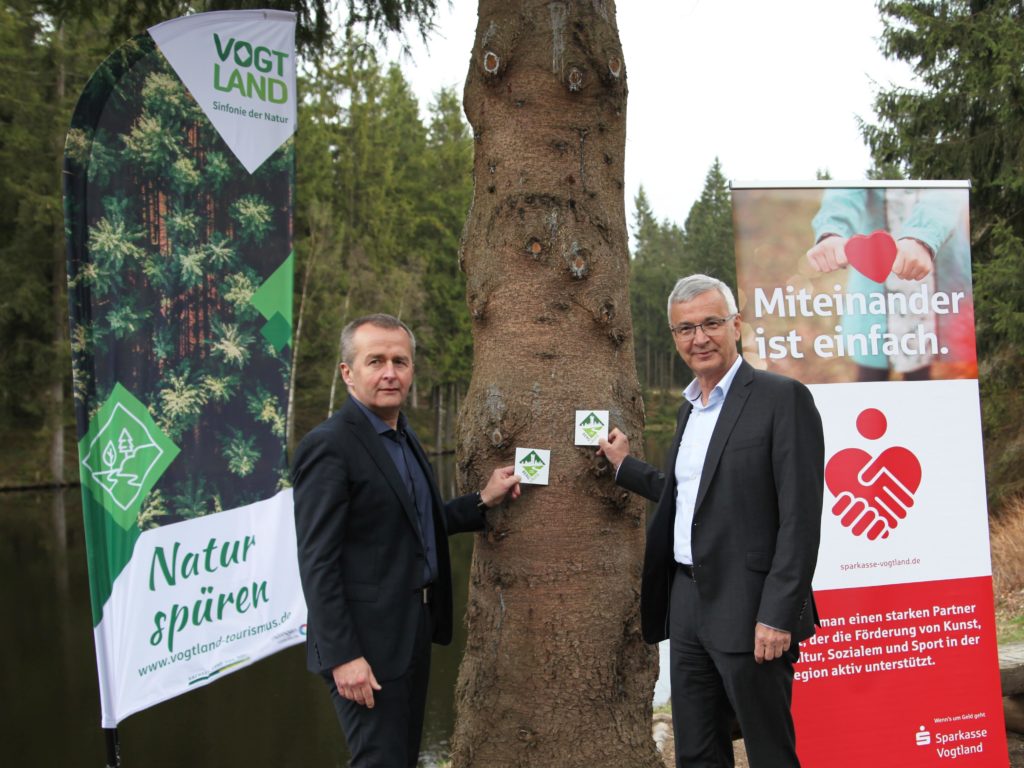 Markierungszeichen Themenrundwanderwege “Bergläufe” (Archiv Sparkasse Vogtland_Y.Feustel) v.l.: Landrat Rolf Keil (stellv. Vorstandsvorsitzender TVV), Marko Mühlbauer (Vorstandsvorsitzender Sparkasse Vogtland)