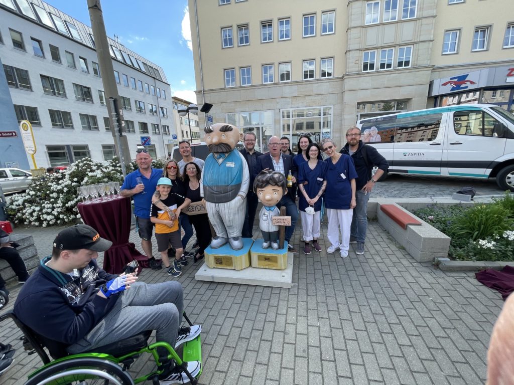 Vater und Sohn Figuren an der Plauener Bahnhofstraße enthüllt. Foto: ASPIDA Plauen GmbH