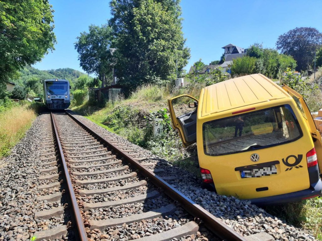 Postauto rollt führerlos durch Elsterberg. Foto: Polizei