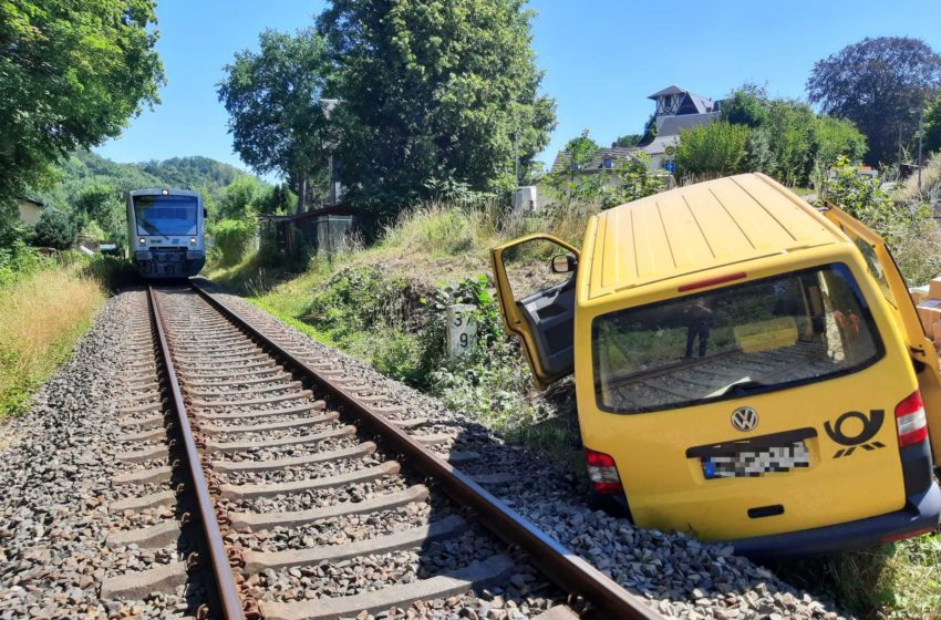 Postauto rollt führerlos durch Elsterberg. Foto: Polizei