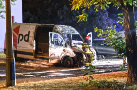Kleintransporter brennt im Plauener Neubaugebiet