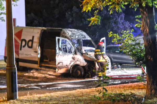 Kleintransporter brennt im Plauener Neubaugebiet