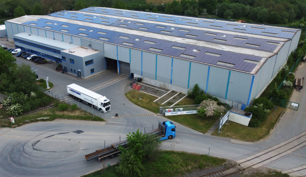 Auf rund 30.000 Quadratmetern wird im Köstner Stahlzentrum in Plauen mit Stahl gehandelt, Rohware angeliefert und Fertigteile abtransportiert. Foto: Richard Köstner AG