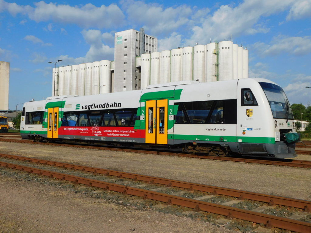 Zug der Vogtlandbahn mit Plauen900-Motiv unterwegs. Foto: Länderbahn 