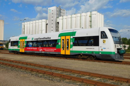 Zug der Vogtlandbahn mit Plauen900-Motiv unterwegs. Foto: Länderbahn