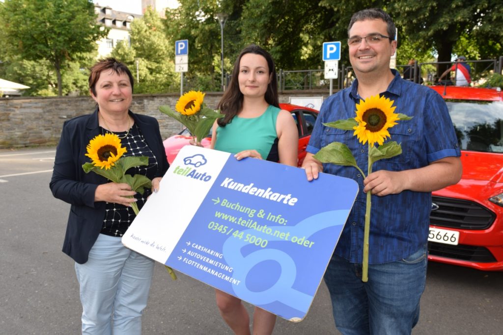 Bürgermeisterin Kerstin Wolf, Klimaschutzmanagerin Paula Müller und teilAuto-Regionalleiter Martin Schmidt (v.l.n.r.) an der neu eröffneten Station Melanchthonstraße in Plauen. Foto: teilAuto & cityflitzer