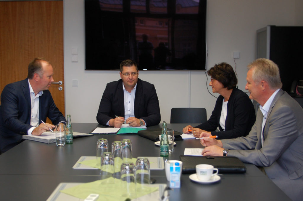 Lars Lange, Geschäftsführer der Stadtwerke Reichenbach, Landrat Thomas Hennig, Ines Puhan, Geschäftsführerin der Stadtwerke Oelsnitz und Peter Kober, Geschäftsführer der Stadtwerke Plauen (v.l.).