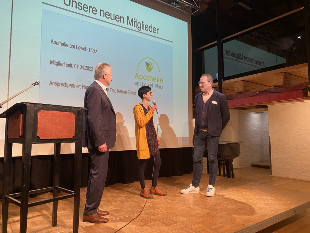 Vorstandsvorsitzender Peter Kober mit Kerstin Eckert und Lars Eckert von der Apotheke am Löwelplatz, die sich in der Galerie im Malzhaus als eines der neuen Mitglieder vorstellten. Foto: Verein