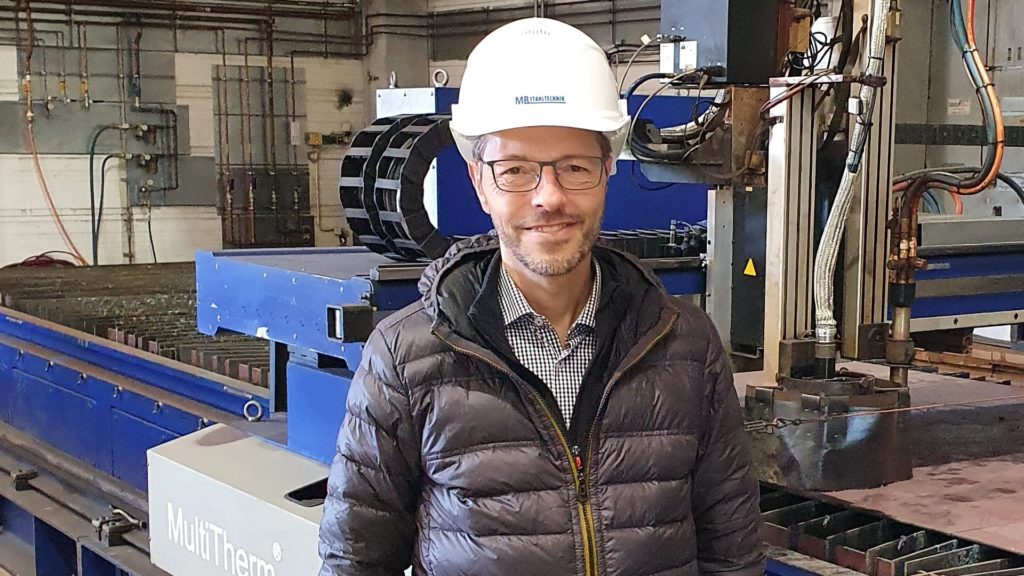 Viele spannende Stationen hat Mike Güther in seinem Berufsleben schon absolviert. Seit vielen Jahren ist er Teamleiter der Abteilung Brennschneiden im Köstner Stahlzentrum. Foto: Richard Köstner AG