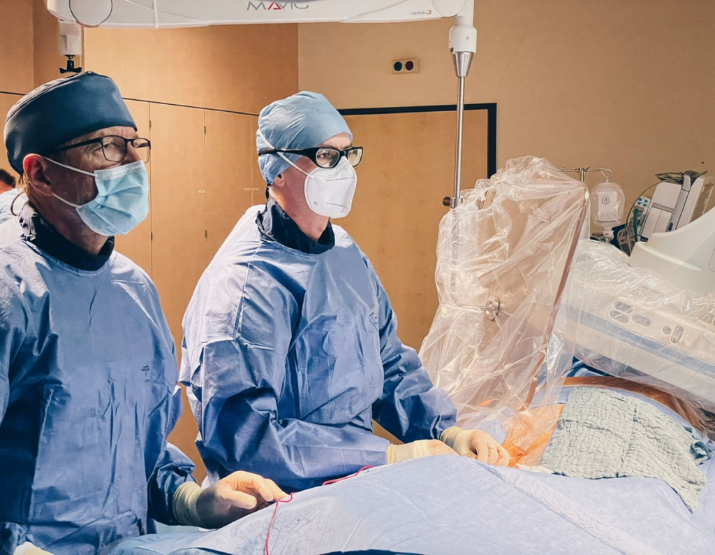 Volle Konzentration: Chefarzt Dr. Hans Neuser und Leitender Oberarzt Bietau beim ersten MitraClip-Eingriff in Plauen. Foto: Helios Vogtland-Klinikum Plauen