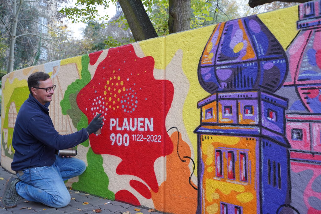 André Wolf beim Sprühen des Graffitis. Foto: Stadt Plauen