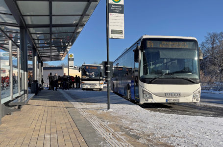 Erste Busse fahren den Rodewischer Busbahnhof nach der Kernsanierung an. Foto: Verkehrsverbund Vogtland GmbH