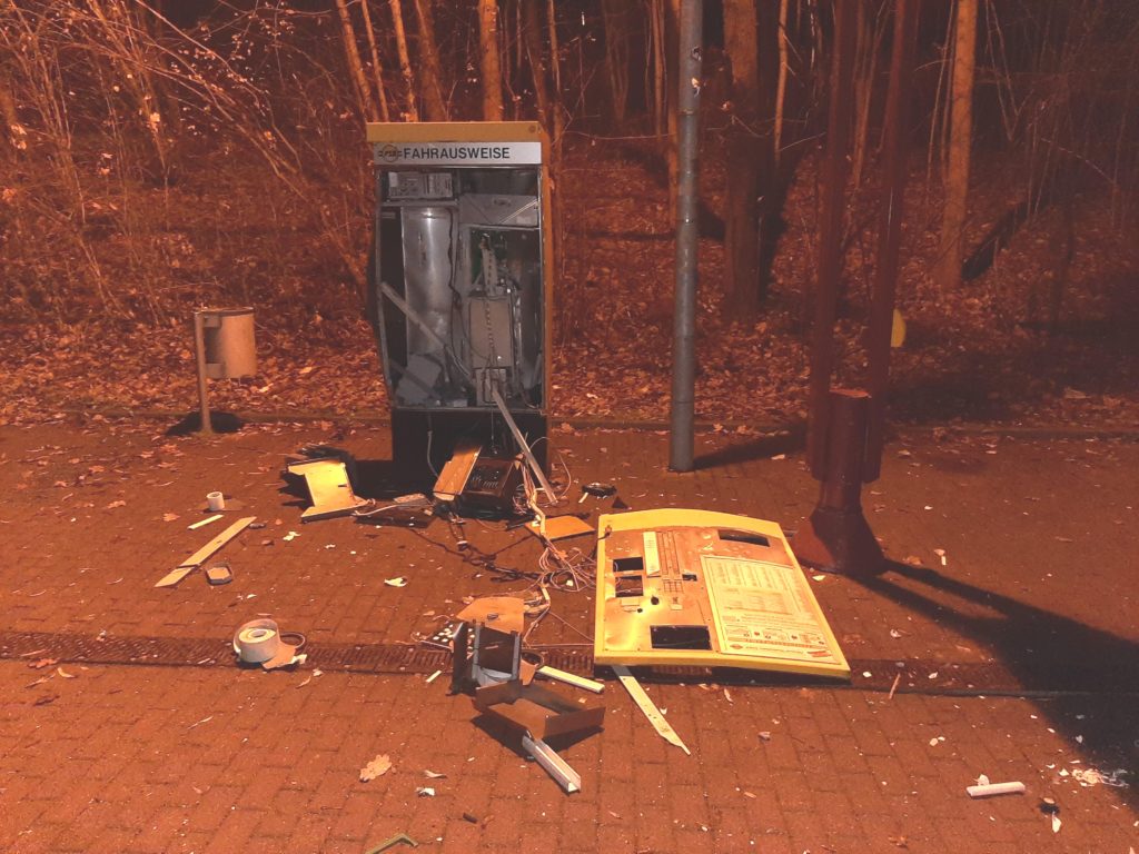 Unbekannte sprengen in Plauen zwei Fahrkartenautomaten. Foto: Polizei