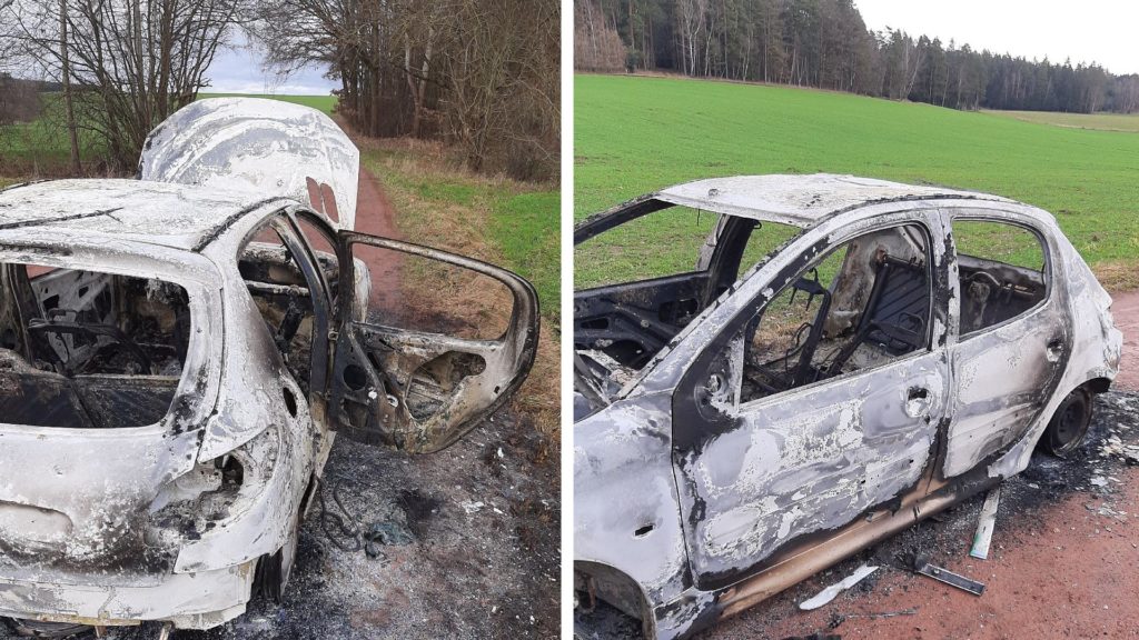 Ausgebranntes Auto in Altmannsgrün. Foto: Polizei