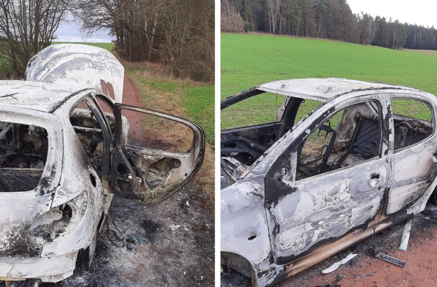Ausgebranntes Auto in Altmannsgrün. Foto: Polizei