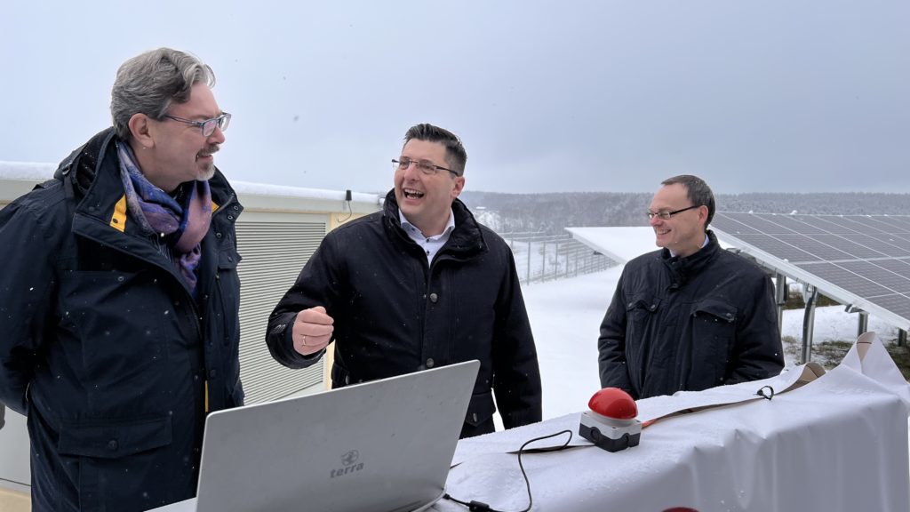 Landrat Thomas Hennig nahm gemeinsam mit Marco Fietz, Geschäftsführer des Unternehmens RA LUX AG aus Treuen und Reginald Fuchs von der MITNETZ STROM die neue PV-Anlage in Betrieb. Foto: Landratsamt Vogtlandkreis