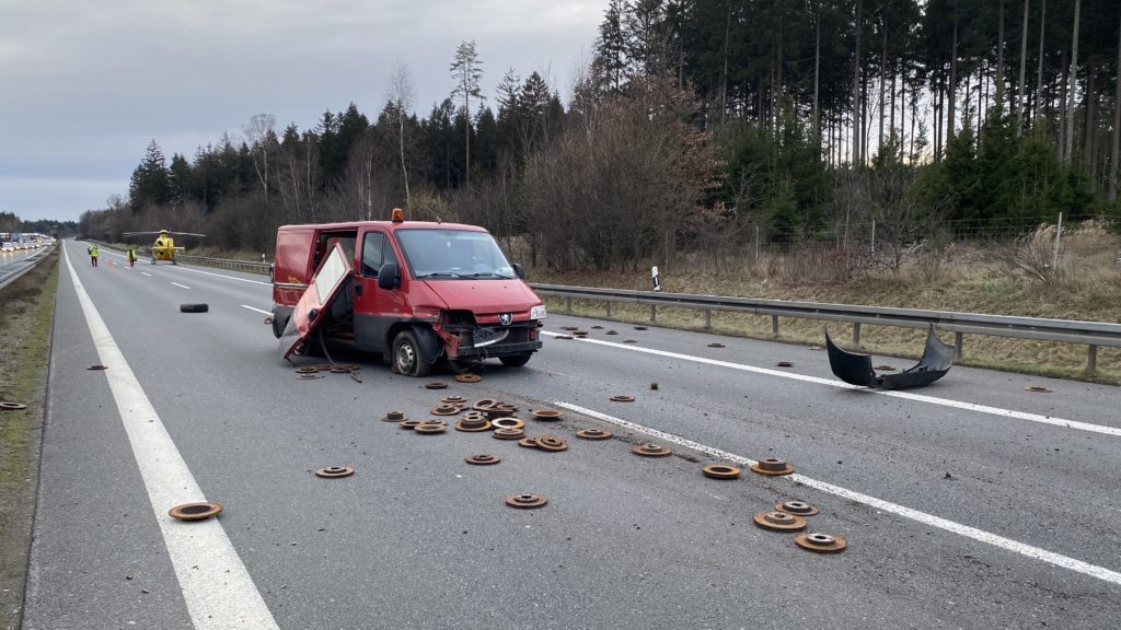 Überladener Kleintransporter verunglückt auf A72. Foto: Polizei