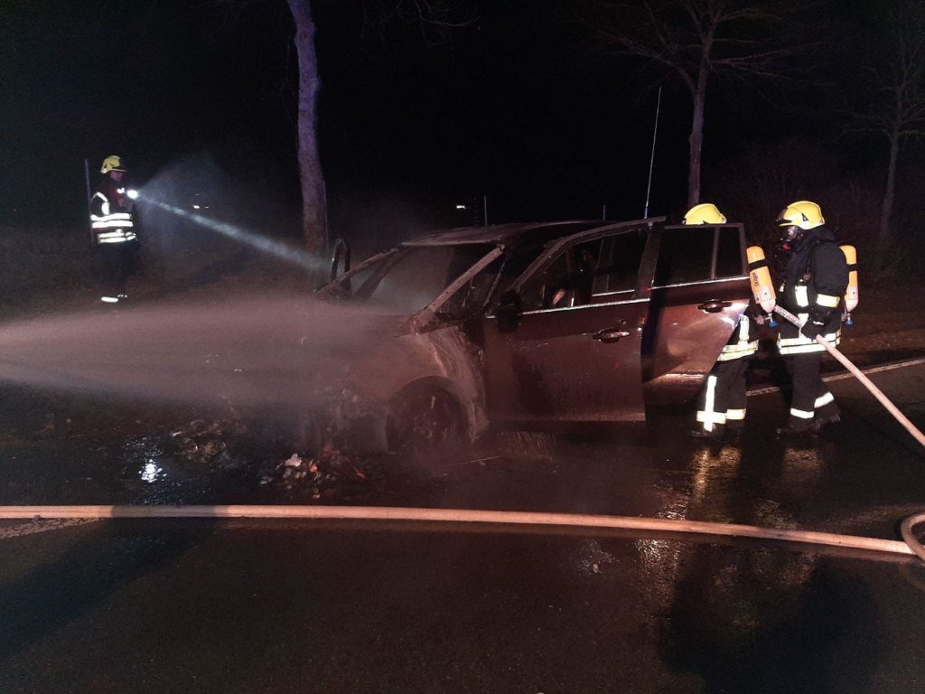 Auto an Bundesstraße ausgebrannt. Foto: Polizei