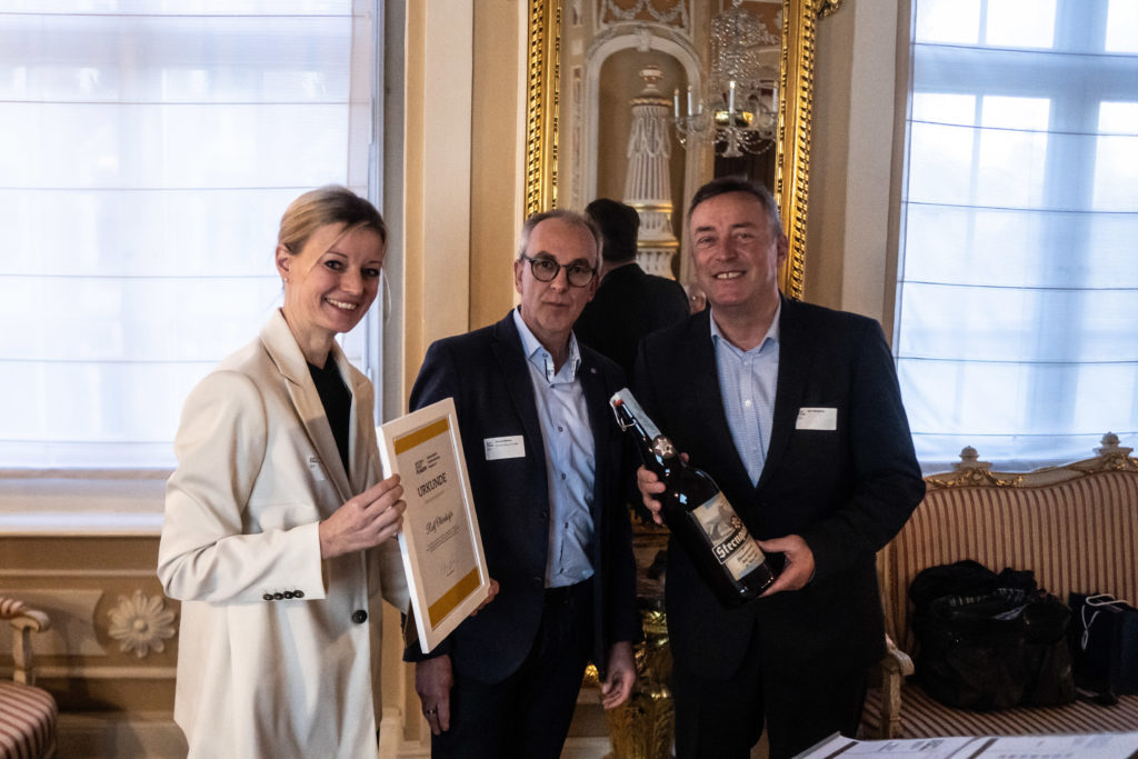 Thomas Münzer übergibt eine Ehrenurkunde an Ralf Oberdorfer. Foto: Winkel und Blick-Fotografie Stephan Roßner