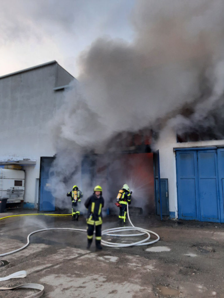 Polizei-Report Plauen-Vogtland: Brand einer Lagerhalle in Limbach. Foto: Polizei