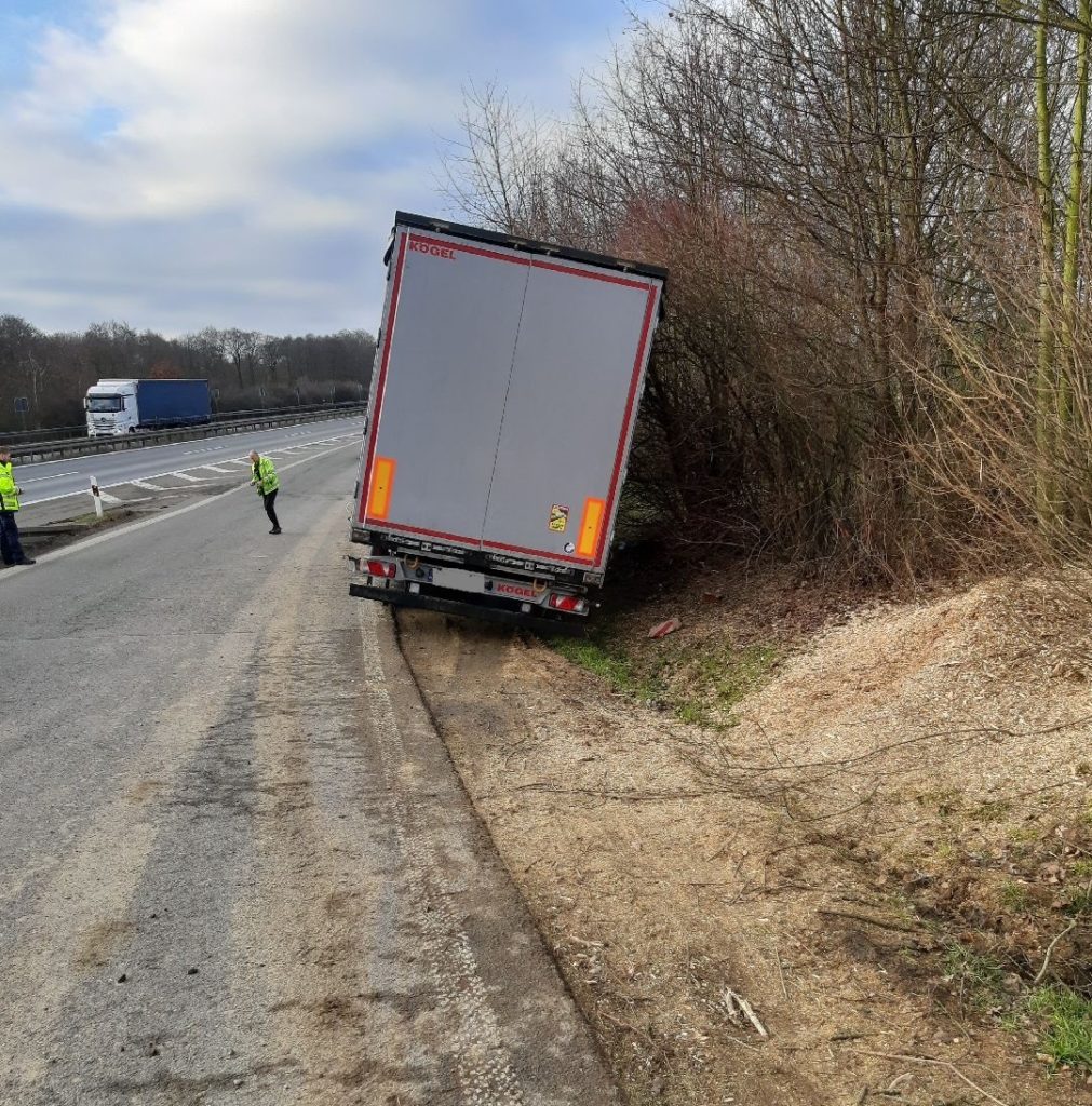 Lkw im Seitengraben. Foto: Polizei