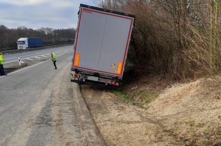 Polizei-Report Plauen-Vogtland: Sattelzug kippt zur Seite