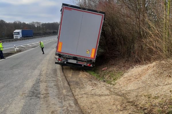 Lkw im Seitengraben. Foto: Polizei