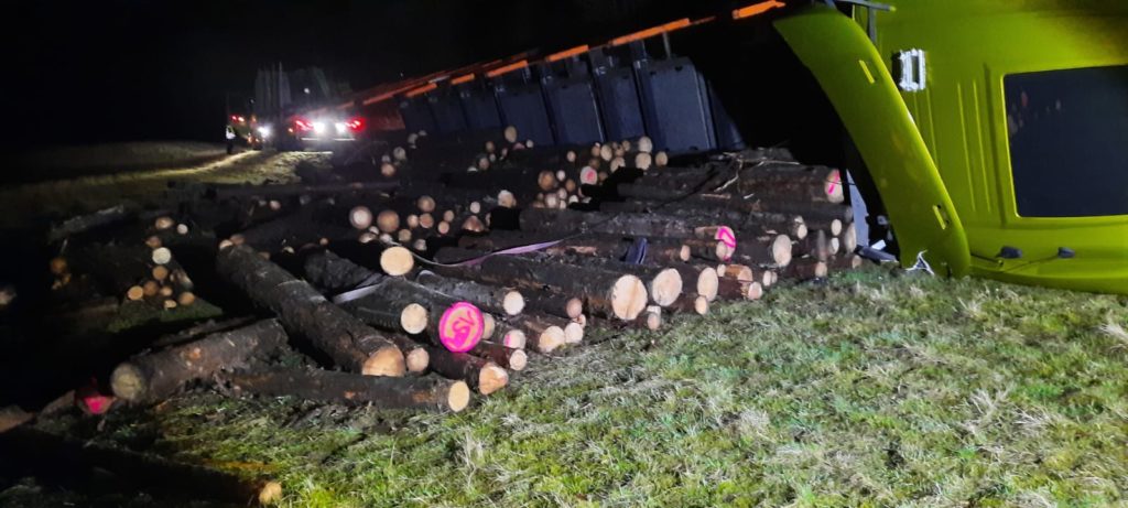 Holzlaster kippt in Bad Elster um und verletzt Fahrer schwer. Foto: Polizei