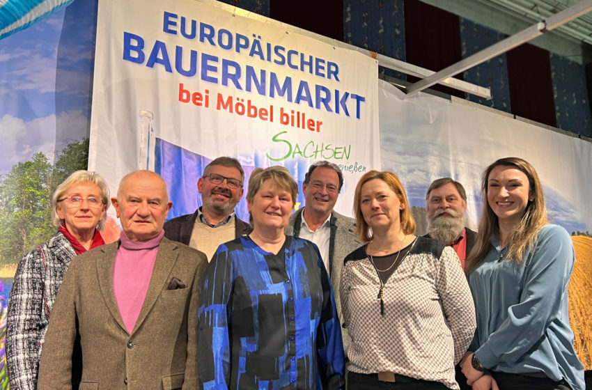 Mit Tatkraft und Herz für den 27. Europäischen Bauernmarkt sind Kathrin Vogler – Europabüro Doktor Jahr in Burgstädt, Armin Döhler – Leitender Landwirtschaftsdirektor a.D., Michael Bretschneider – Vorsitzender Verein „Vogtländischer Bauernmarkt“ e.V., Kirsten Gitter – Mitarbeiterin Sächsisches Landesamt für Umwelt, Landwirtschaft und Geologie (LfULG), Eckhard Sorger – Fachgebietsleiter Tourismus, Marktwesen und Stadtmarketing der Stadt Plauen, Yvonne Müller – Mitarbeiterin Möbelhaus biller, Michael Eckl – Leiter der Informations- und Servicestelle Plauen des LfULG. Michael Eckl des LfULG, Madlen Schulz – Leiterin Team Medien/Öffentlichkeitsarbeit Landratsamt des Vogtlandkreises (von links). Foto: Presseagentur Höfer