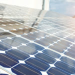 Verbraucherzentrale informiert, was sich für Privathaushalte bei Erneuerbaren Energien lohnt. Foto: envato/poungsaed_eco