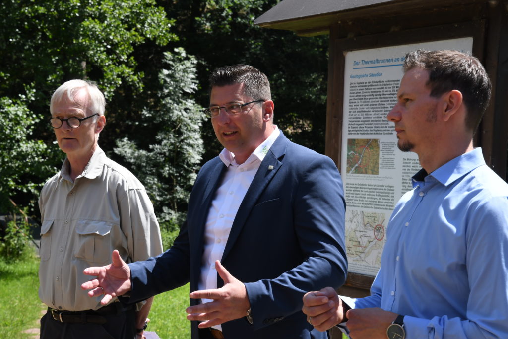 Dr. Horst Kämpf vom GFZ, Landrat Thomas Hennig und Sascha Görne vom LfULG (v.l.). Foto: Landratsamt Plauen