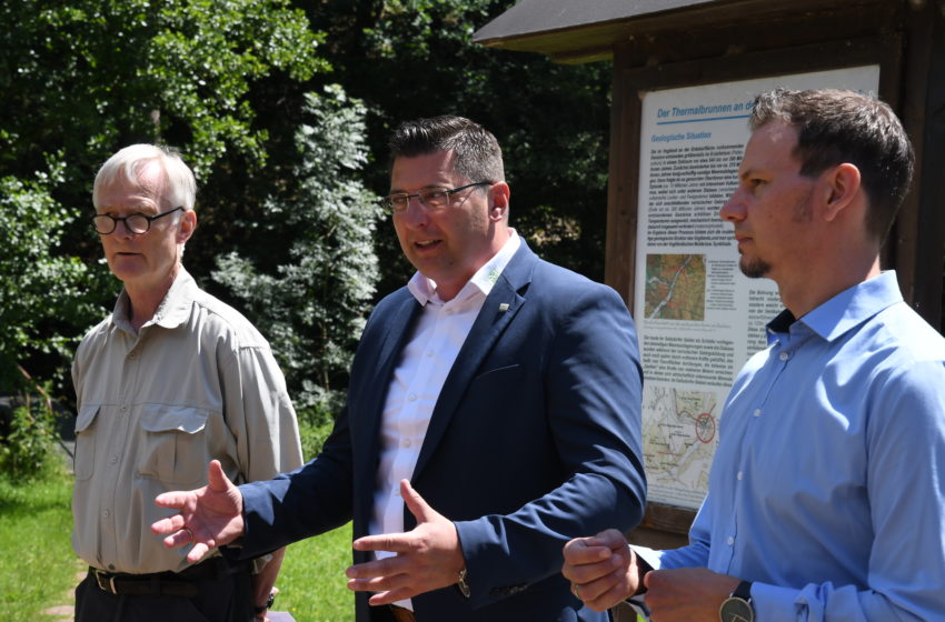 Dr. Horst Kämpf vom GFZ, Landrat Thomas Hennig und Sascha Görne vom LfULG (v.l.). Foto: Landratsamt Plauen