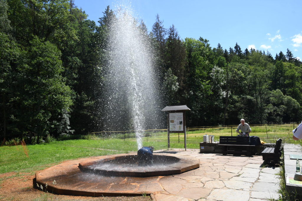 Für die Anwesenden wurde der Brunnen aufgedreht und damit der vorherrschende Druck demonstriert. Foto: Landratsamt Plauen