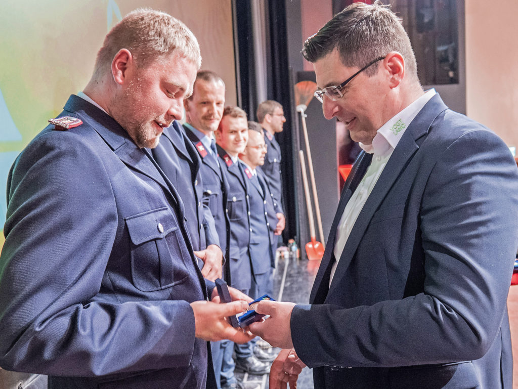 Landrat Thomas Hennig beim überreichen der Waldbrandmedaillen. Foto: Landratsamt