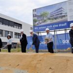 Geben mit dem traditionellen Spatenstich den Startschuss für umfangreiche Arbeiten (v. l.): Mirko Zeng (Goldbeck), Andrea Jedzig (Bürgermeisterin), Thomas Hennig (Landrat), Lars Lude- rer (Goldbeck), Lars Beck (Landratsamt Vogtlandkreis, GBL Wirtschaft, Umwelt, Bau), Holger Neumann (Goldbeck). Foto: GOLDBECK GmbH