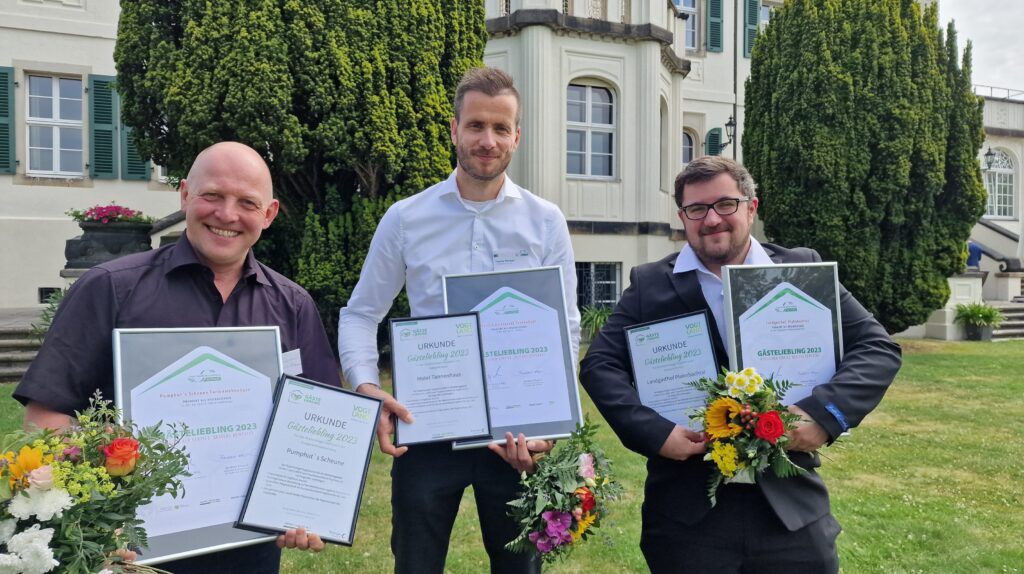 Die Sieger im Vogtland: v.l. Uwe R. Kunzmann (Pumphut´s Scheune, Tobias Werner (Tannenhaus Schöneck), Michel Vollmer (Landgasthof Plohnbachtal). Foto: TVV