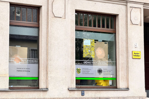 Scheiben eingeworfen: Anschlag auf Parteibüro in Plauen