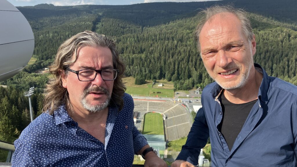 Frank Leichsenring (li.) und Martin Brambach am Schanzenstart - in der Sparkasse Vogtland Arena ganz oben. Foto: privat