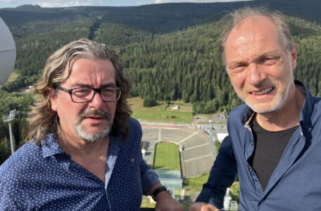 Frank Leichsenring (li.) und Martin Brambach am Schanzenstart - in der Sparkasse Vogtland Arena ganz oben. Foto: privat