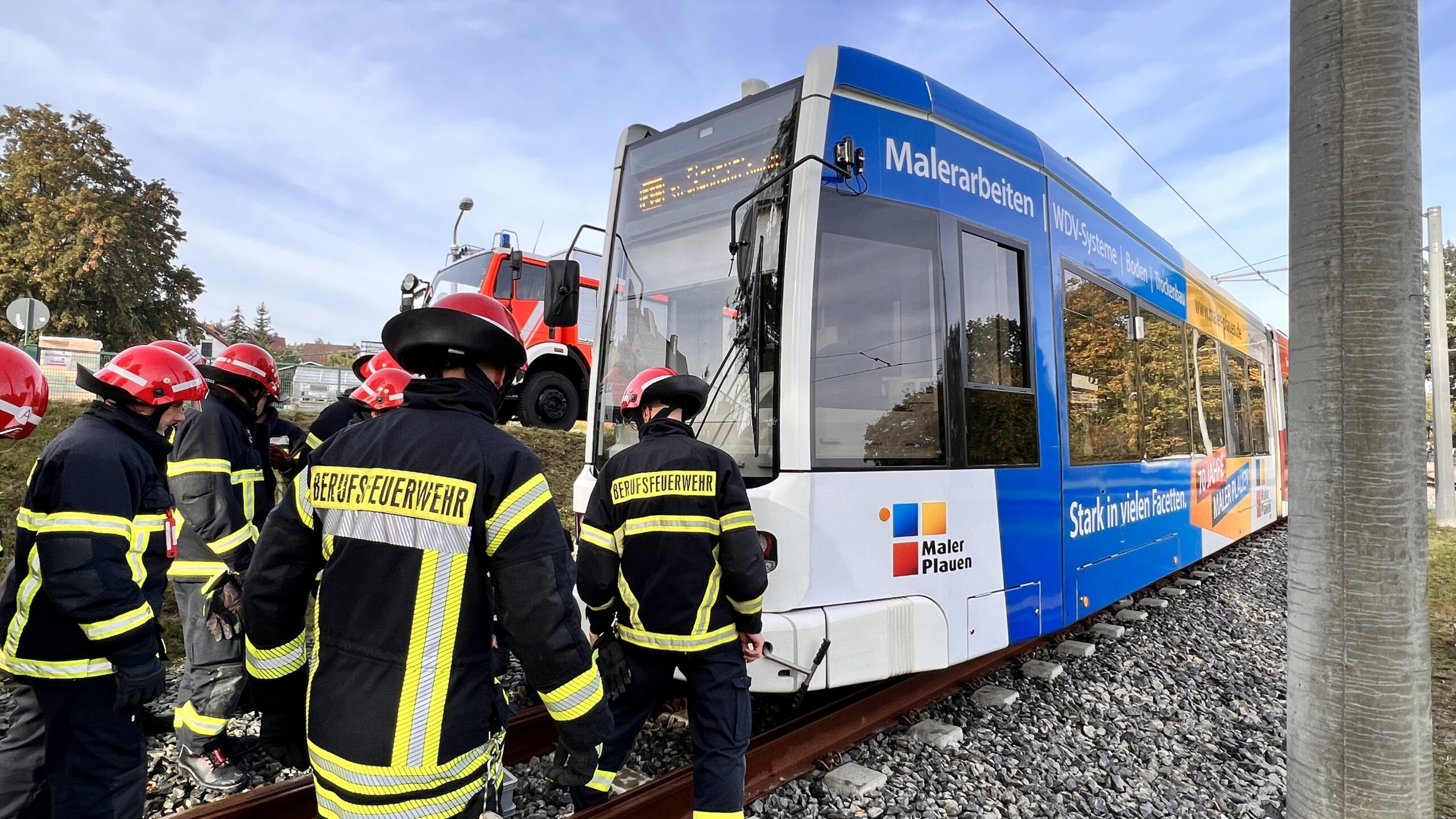 Person unter Straßenbahn in Plauen eingeklemmt – Berufsfeuerwehr probt Szenario