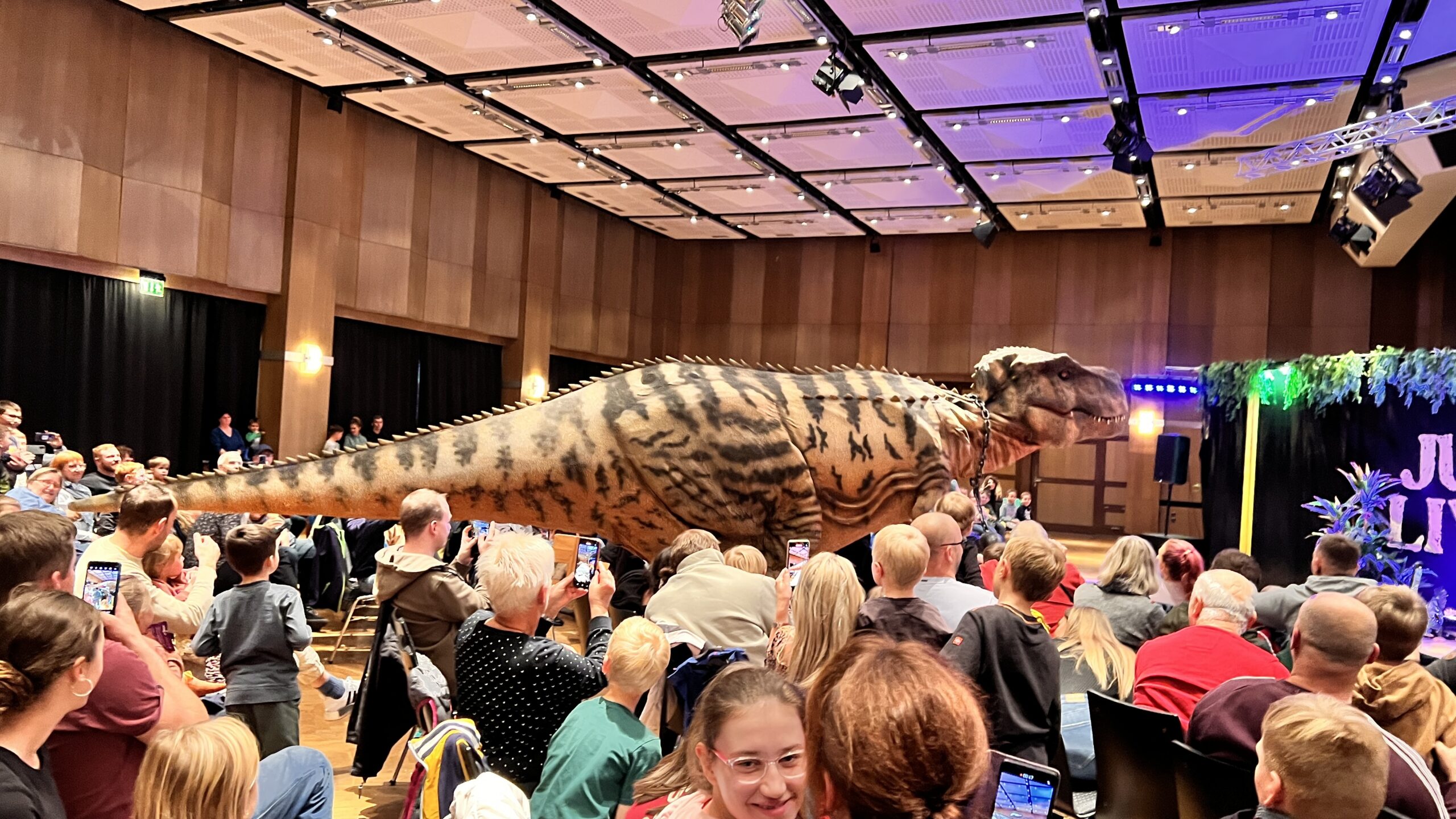 Dinos streifen durch Festhalle in Plauen