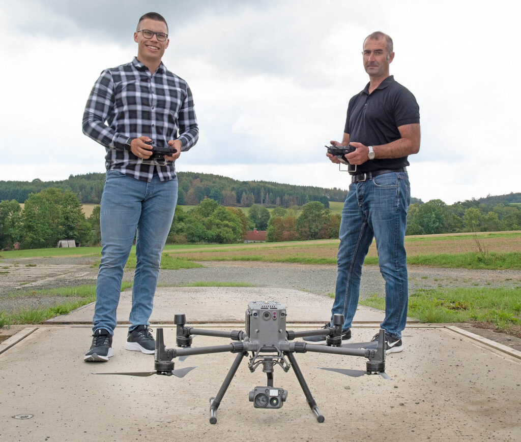 Die Drohnenpiloten Carlos Wetzstein und Steffen Uebel. Foto: Landratsamt Vogtlandkreis