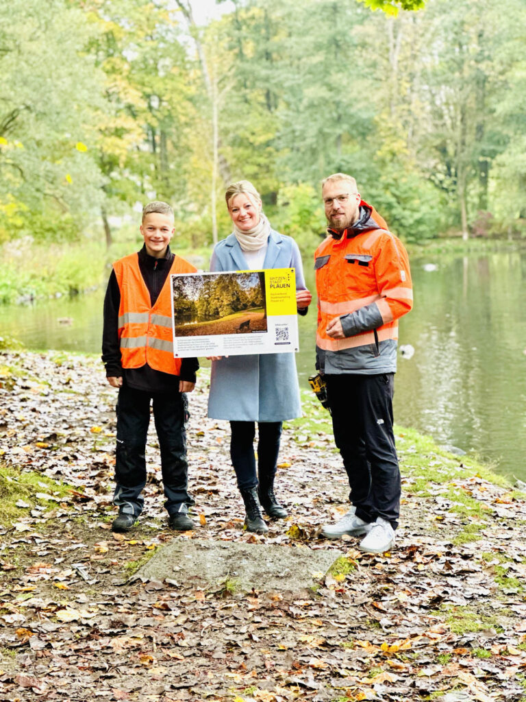 Nils Gemeiner (Schülerpraktikant), Sophie Gürtler (DV Stadtmarketing Plauen e.V.) und Enrico Schmidt (städtischer Bauhof). Foto: Dachverband Stadtmarketing