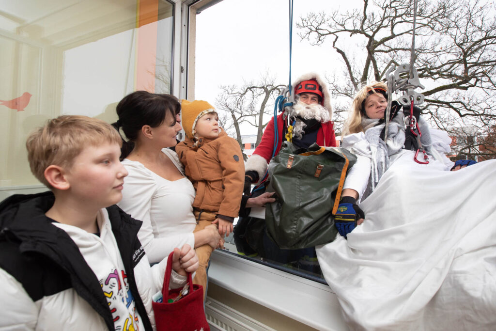 Nikolaus-Aktion der Plauener Höhenrettung im Helios Vogtland-Klinikum Plauen bringt Kinderaugen zum Leuchten. Foto: Ellen Liebner – Helios Vogtland-Klinikum Plauen